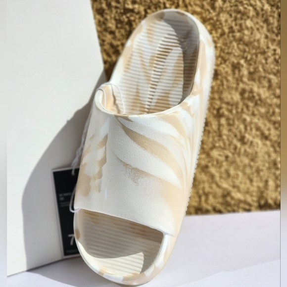 Nike Calm SE Women's Comfortable Slip On Slides Size 7 - Picture 9 of 11